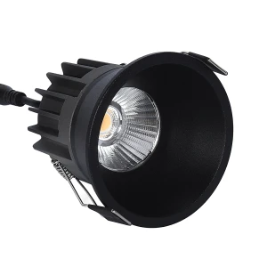 Oprawa PZE-921 Ów. Z Kolei Odporność Na Wilgoć IP44 Sprawia, Że Lampa Jest Odpowiednia Do Instalacji W Łazienkach Oraz Innych Wilg
